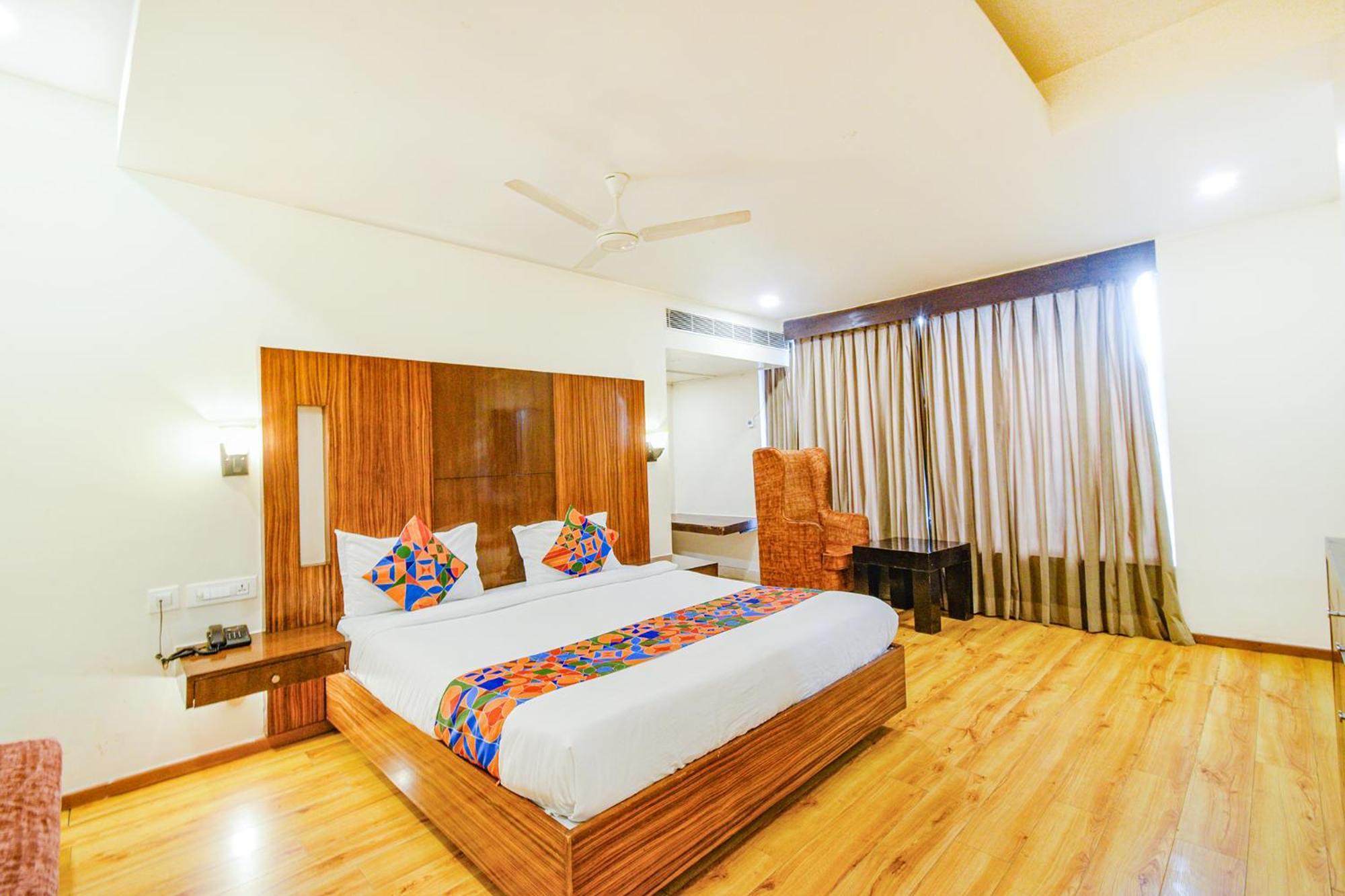 Treebo Premium Seven Lake View Hyderabad Exterior foto