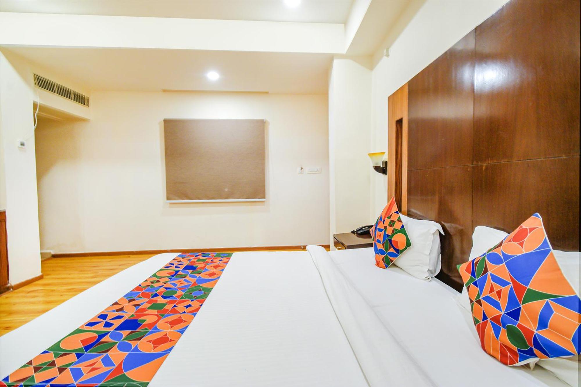 Treebo Premium Seven Lake View Hyderabad Exterior foto