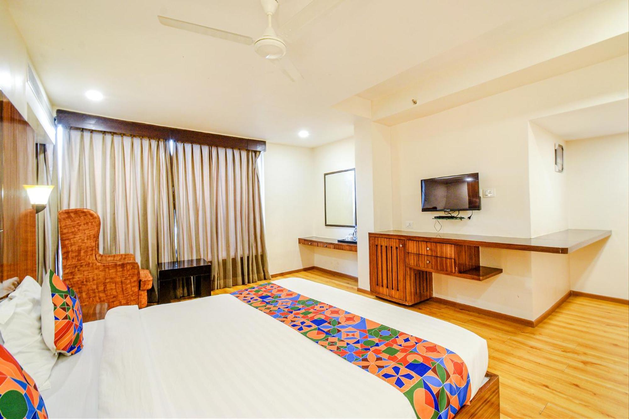 Treebo Premium Seven Lake View Hyderabad Exterior foto