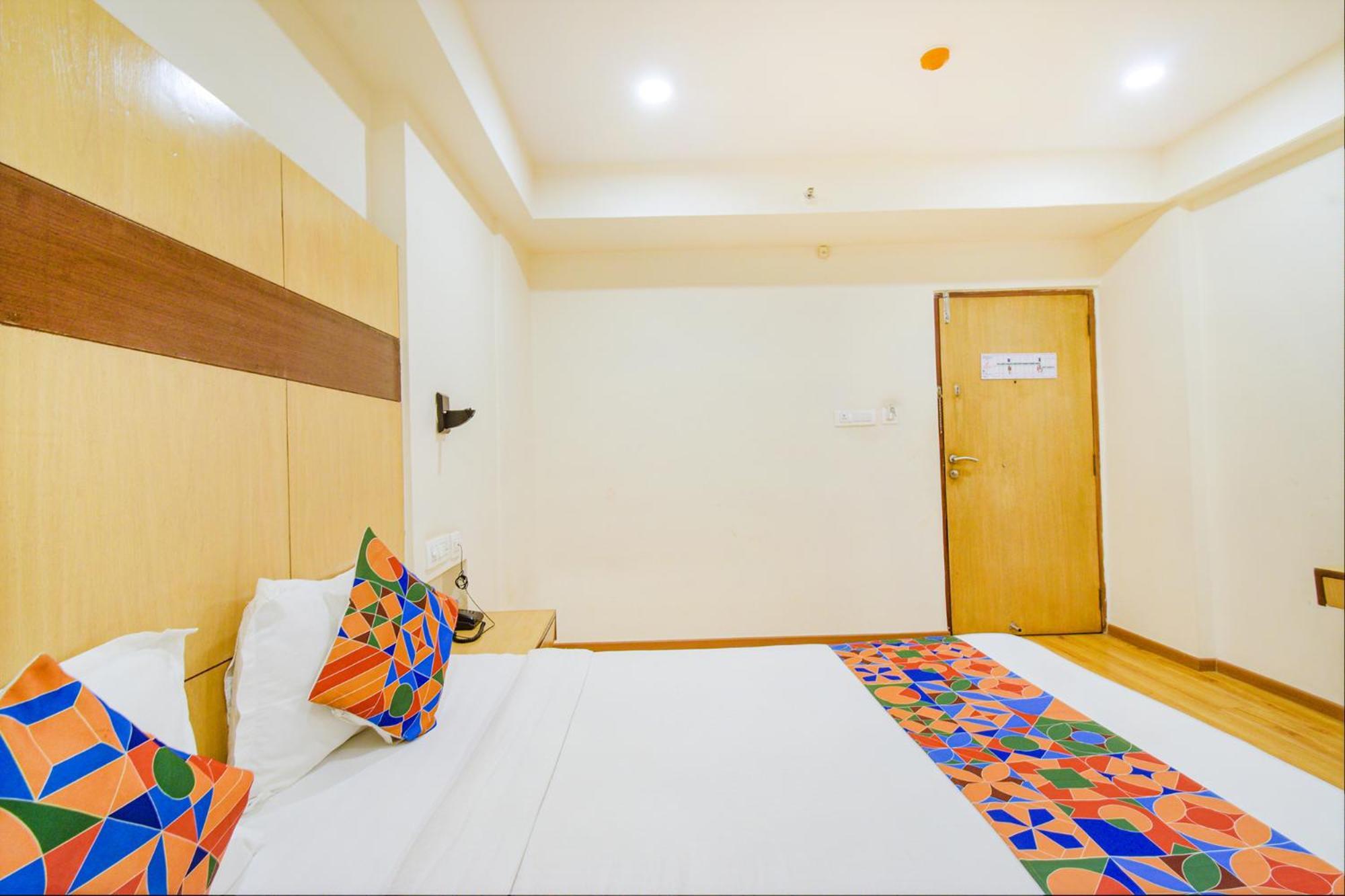 Treebo Premium Seven Lake View Hyderabad Exterior foto